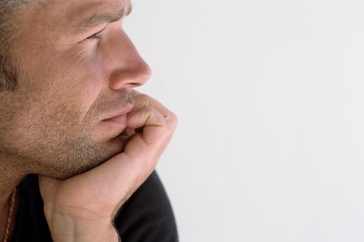 Un homme pense à l'agrandissement du pénis