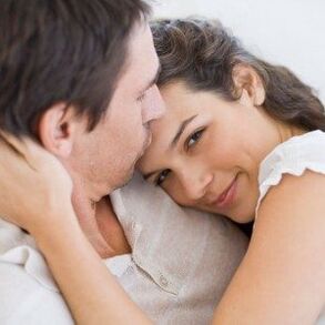 Femme avec homme avec gel d'agrandissement du pénis