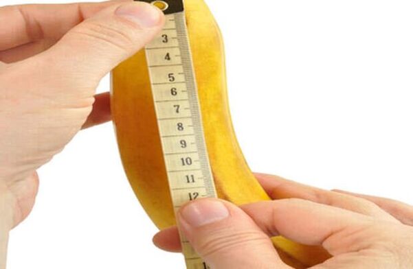 Mesurer le pénis avant l'agrandissement en utilisant une banane comme exemple